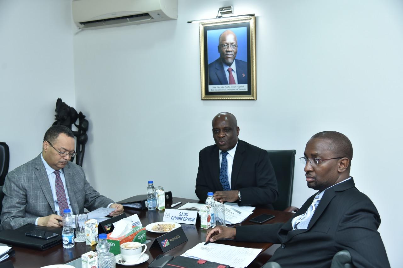 Mhe. Balozi Luvanda akisisitiza jambo kwenye kikao hicho